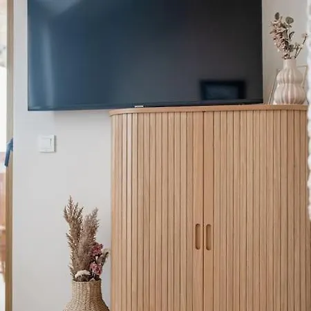 Host2u Penthouse Sauna, Jacuzzi, Fireplace アパート