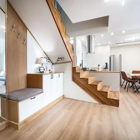 Host2u Penthouse Sauna, Jacuzzi, Fireplace *