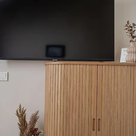 Host2u Penthouse Sauna, Jacuzzi, Fireplace