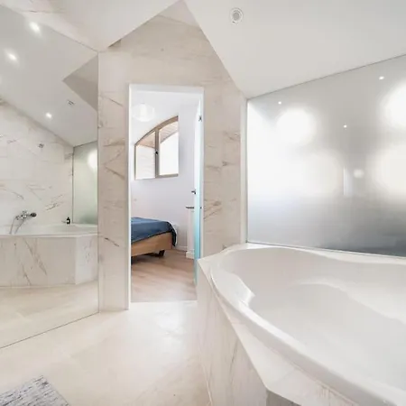 Host2u Penthouse Sauna, Jacuzzi, Fireplace アパート