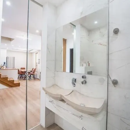 アパート Host2u Penthouse Sauna, Jacuzzi, Fireplace バンスコ