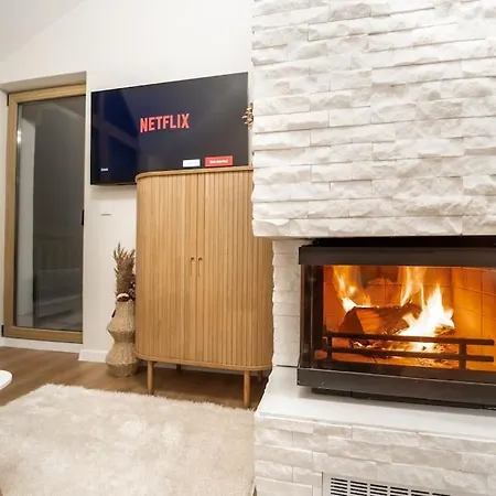 Host2u Penthouse Sauna, Jacuzzi, Fireplace アパート