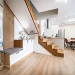 Host2u Penthouse Sauna, Jacuzzi, Fireplace *