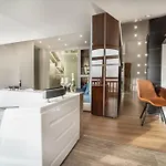 Host2u Penthouse Sauna, Jacuzzi, Fireplace