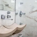 Host2u Penthouse Sauna, Jacuzzi, Fireplace Bansko