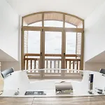 Host2u Penthouse Sauna, Jacuzzi, Fireplace Appartement