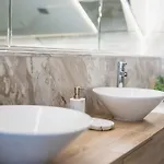 Host2u Penthouse Sauna, Jacuzzi, Fireplace