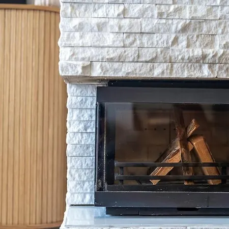 Host2u Penthouse Sauna, Jacuzzi, Fireplace