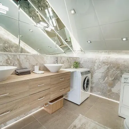 Διαμέρισμα Host2u Penthouse Sauna, Jacuzzi, Fireplace