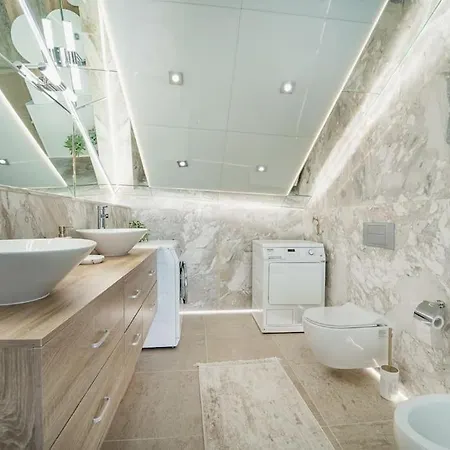 Host2u Penthouse Sauna, Jacuzzi, Fireplace Банско