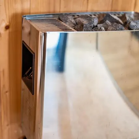 Host2u Penthouse Sauna, Jacuzzi, Fireplace