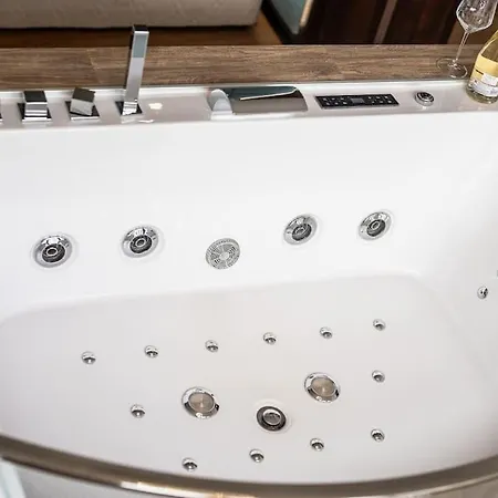Host2u Penthouse Sauna, Jacuzzi, Fireplace Апартамент Банско