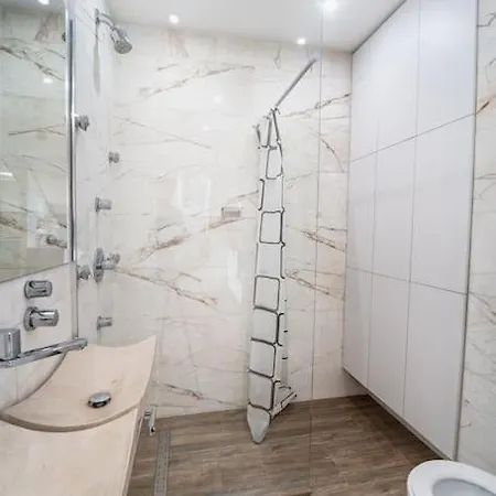 Host2u Penthouse Sauna, Jacuzzi, Fireplace Апартамент *