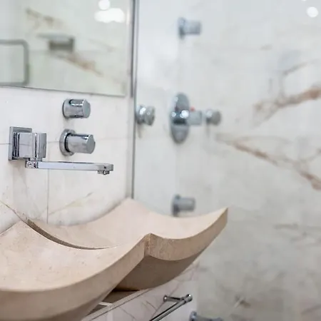 Host2u Penthouse Sauna, Jacuzzi, Fireplace Банско