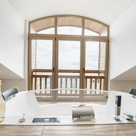 Host2u Penthouse Sauna, Jacuzzi, Fireplace Апартамент