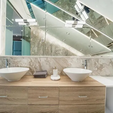 Апартамент Host2u Penthouse Sauna, Jacuzzi, Fireplace *