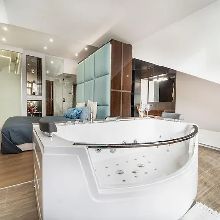 Апартамент Host2u Penthouse Sauna, Jacuzzi, Fireplace *