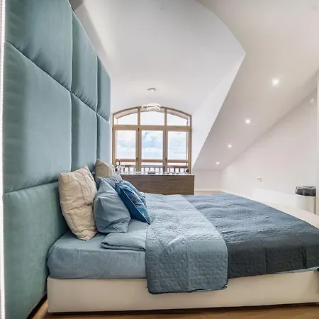 Апартамент Host2u Penthouse Sauna, Jacuzzi, Fireplace *