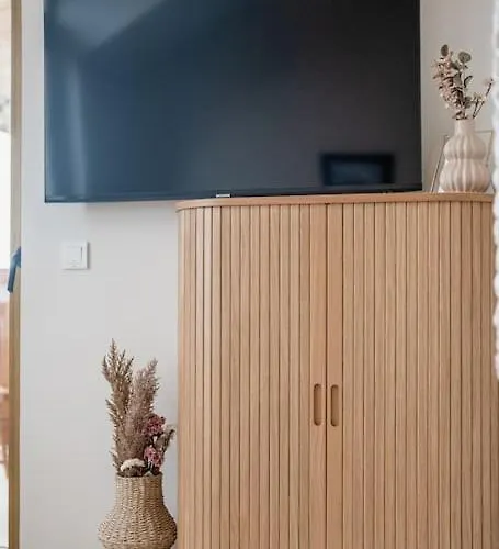 Host2u Penthouse Sauna, Jacuzzi, Fireplace Apartment