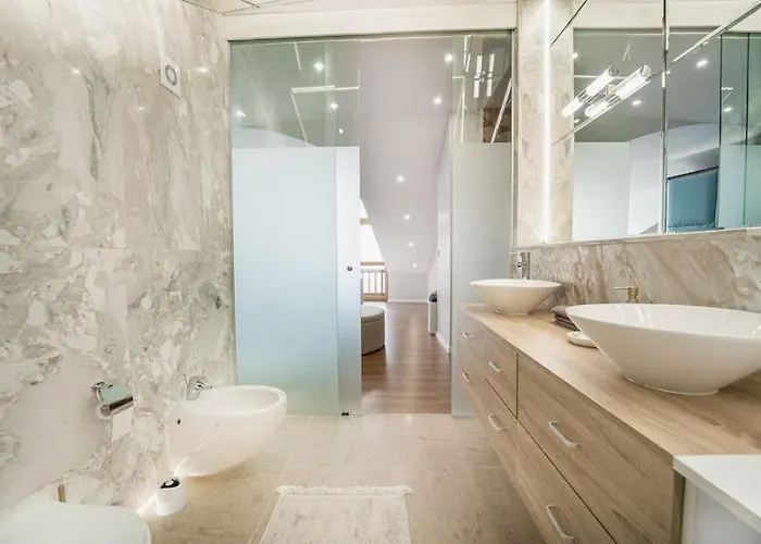 Host2u Penthouse Sauna, Jacuzzi, Fireplace * Bansko