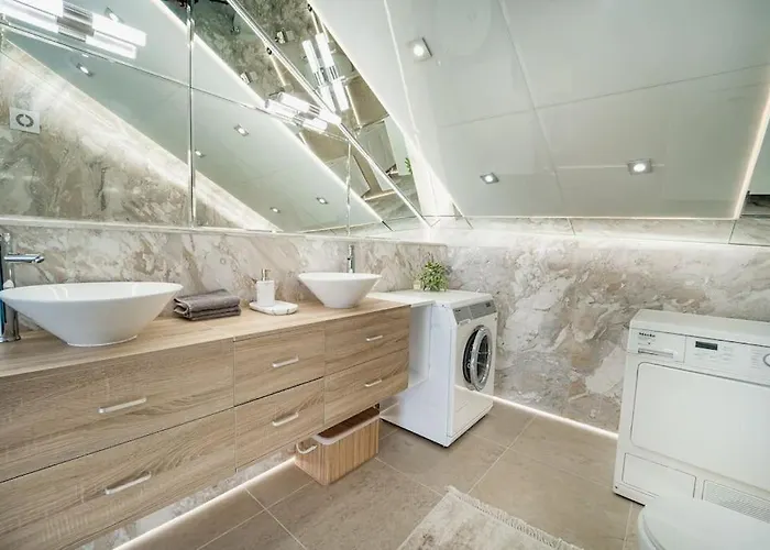 Apartment Host2u Penthouse Sauna, Jacuzzi, Fireplace