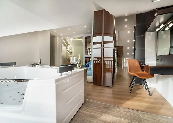 Host2u Penthouse Sauna, Jacuzzi, Fireplace