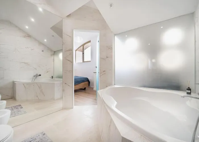 Host2u Penthouse Sauna, Jacuzzi, Fireplace Apartment