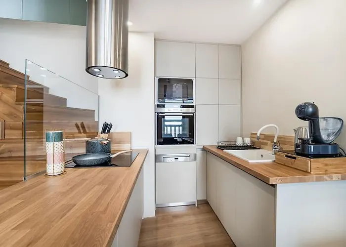 Host2u Penthouse Sauna, Jacuzzi, Fireplace Apartment *