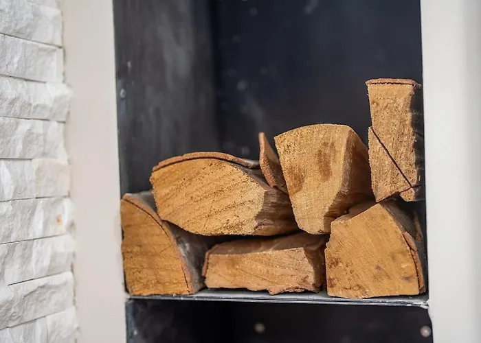 Host2u Penthouse Sauna, Jacuzzi, Fireplace Apartment