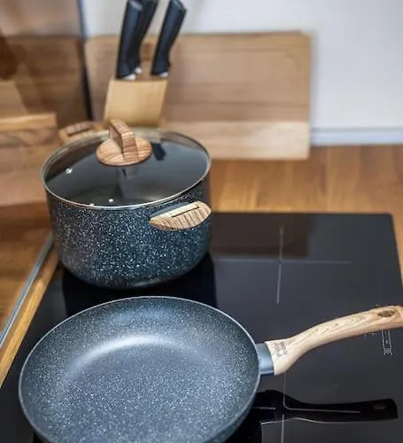 Host2u Penthouse Sauna, Jacuzzi, Fireplace Apartment