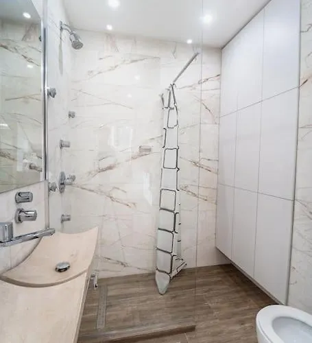 Host2u Penthouse Sauna, Jacuzzi, Fireplace Apartment *