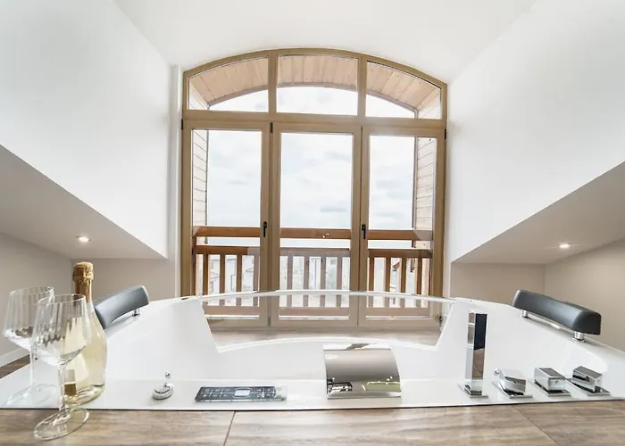 Host2u Penthouse Sauna, Jacuzzi, Fireplace Apartment