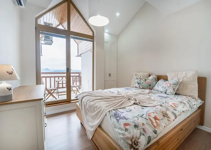 Host2u Penthouse Sauna, Jacuzzi, Fireplace Apartment