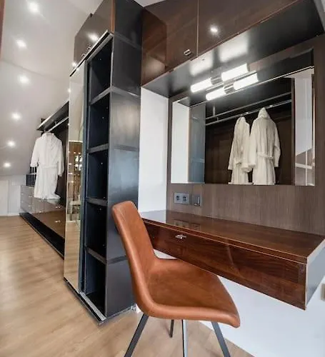 Host2u Penthouse Sauna, Jacuzzi, Fireplace *