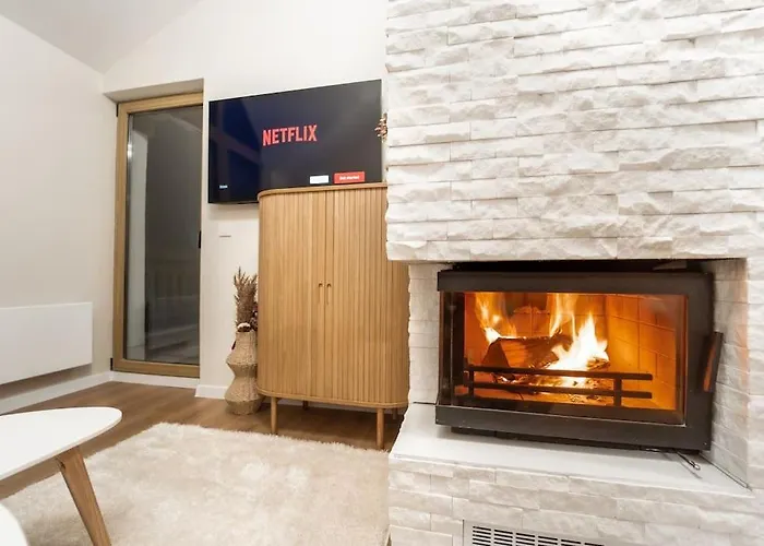 Host2u Penthouse Sauna, Jacuzzi, Fireplace Apartment