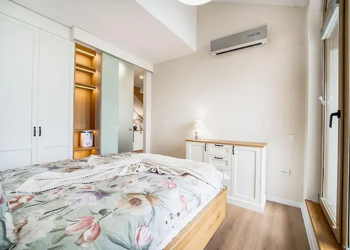 Host2u Penthouse Sauna, Jacuzzi, Fireplace Apartment